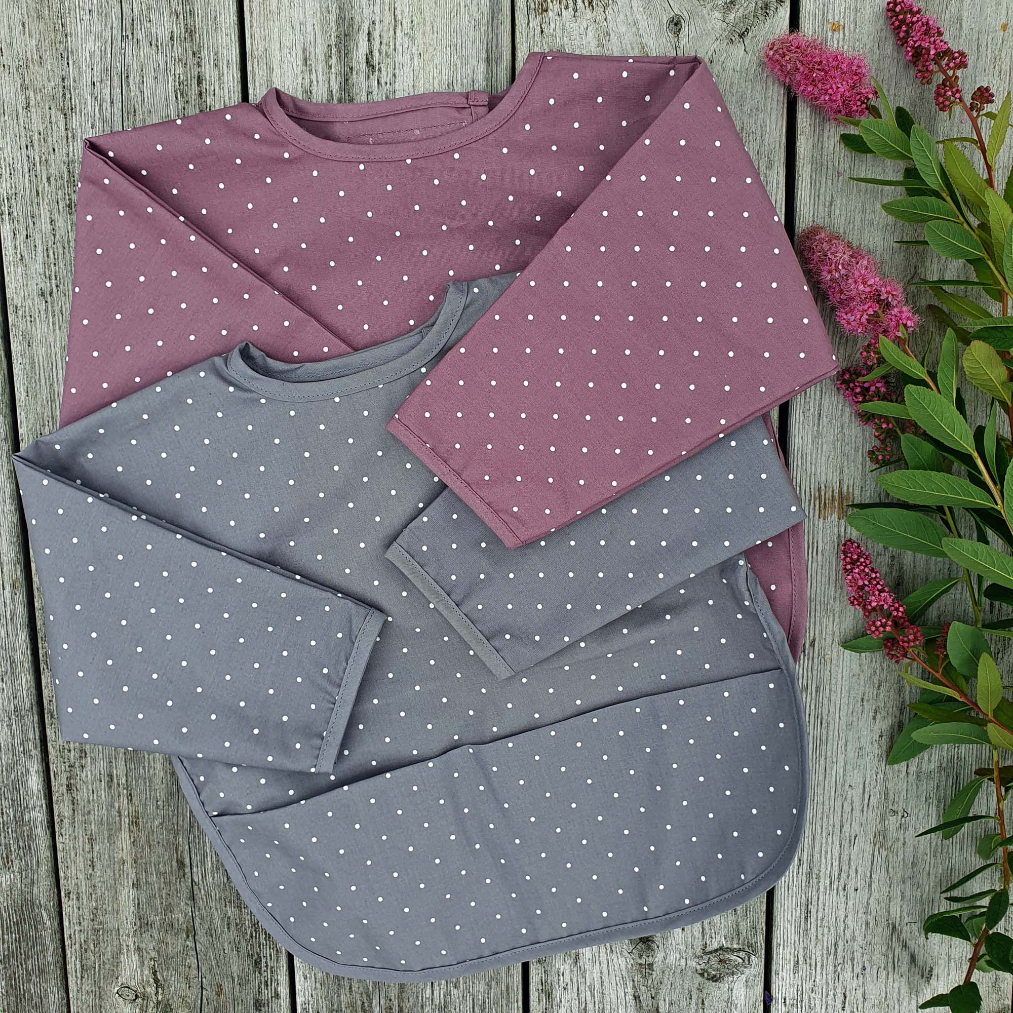 Bavoir à manches imperméable en coton bio – Raisin
